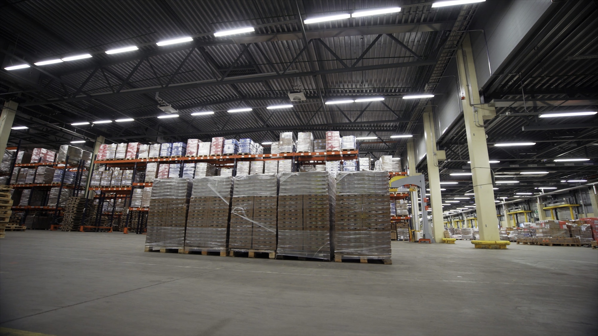 Almacén con racks de mercancía paletizada